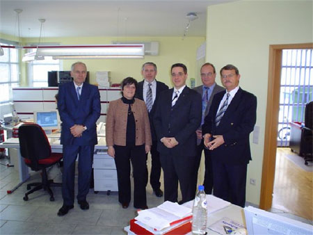 Das Foto zeigt die Teilnehmer des Besuches bei Marc Schmitz v.l. MR Pollmann, Ministerin M&uuml;ller-Piepenk&ouml;tter, den stv. Bundesvorsitzender Walter Gietmann, Marc Schmitz, Horst Hesterberg und den Bundesvorsitzenden Hans-Eckhard Gallo.